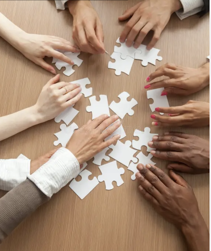 Equipo analizando feedback y priorizando mejoras de experiencia